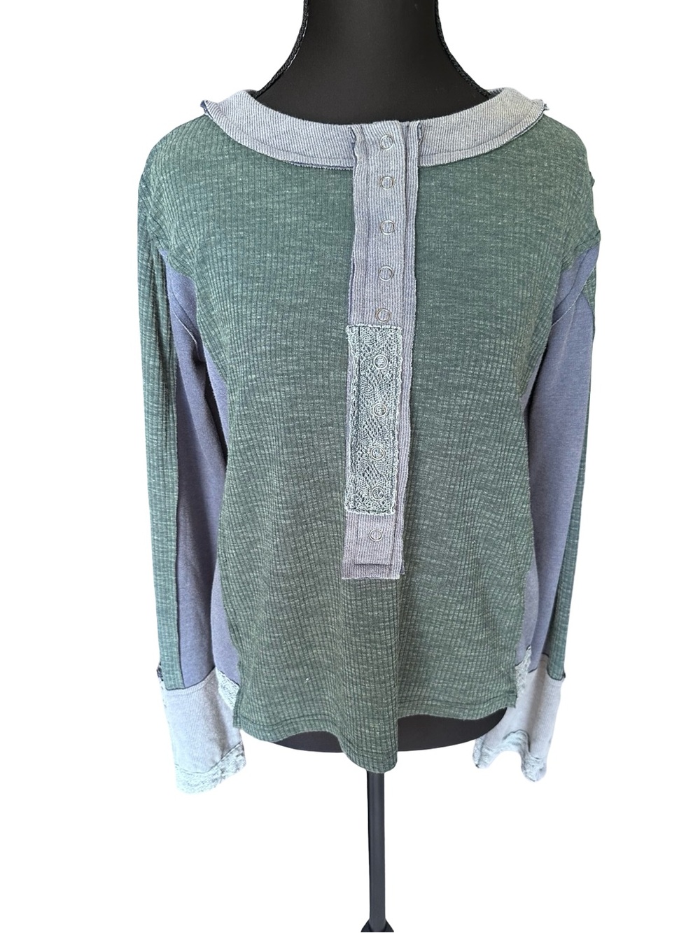POL Color blocked Ribbed Button-Neck Top - Picture 3 of 10